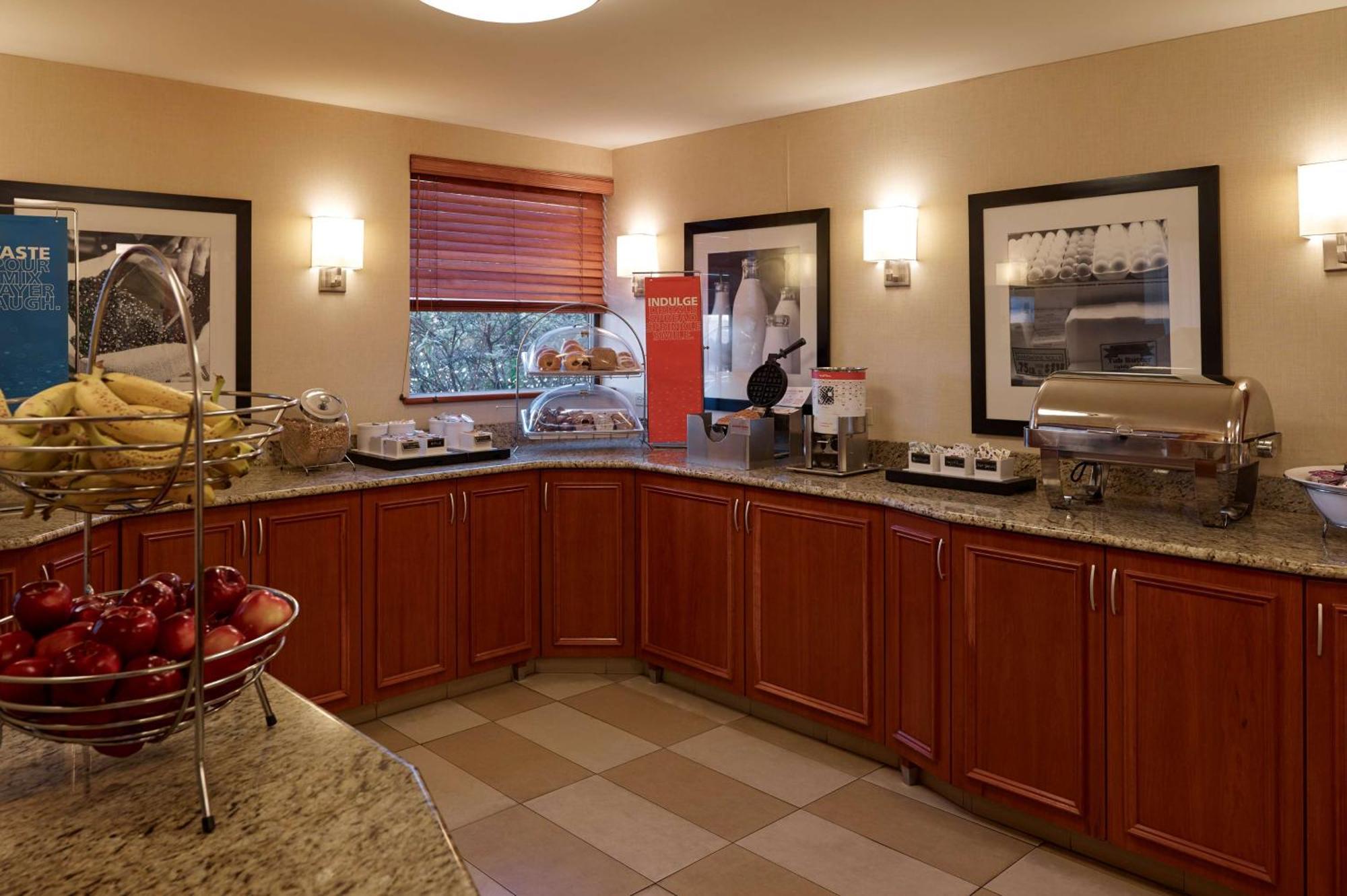 Hampton Inn Portland-Airport South Portland Bagian luar foto